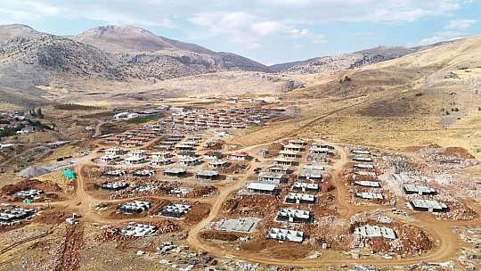 1.676 konuttan 952'si bitti, 724'ü devam ediyor.