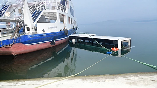 Battalgazi'de  Otobüs, Karakaya Baraj Göleti'ne Uçtu Üç Yaralı