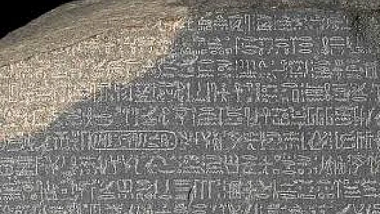 Rosetta Taşı: Hiyerogliflerin Şifresini Çözen Tarihi Buluş