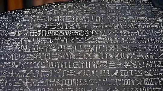 Rosetta Taşı: Hiyerogliflerin Şifresini Çözen Tarihi Buluş