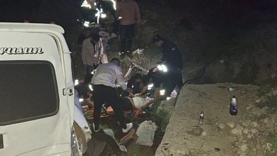 Arapgir'de minibüs şarampole uçtu 8 Yaralı!