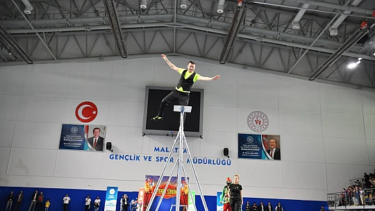 Yeşilyurt'ta Cambaz Mithat Gösterisi Nefes Kesti