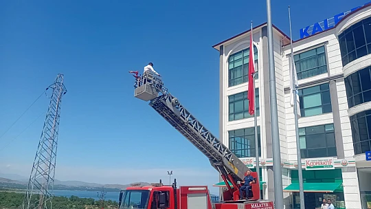 Doğa İçin Güzel Haber: 'Kale Belediyesi Leylek Yuvalarını Yeniledi'