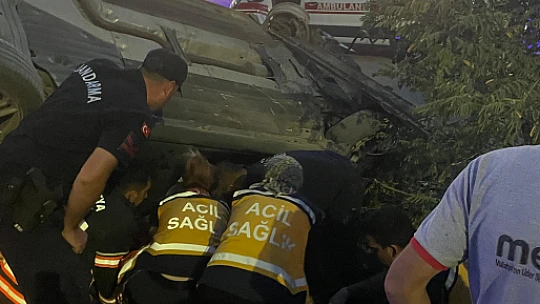 Yeşilyurt'ta Feci Kaza: 3 Kişi Araçta Sıkıştı