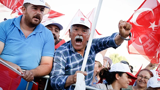 Özgür Özel: '75 Bin Kişi Hâlâ Konteynerde Yaşıyor'