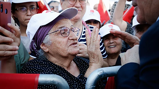 Özgür Özel: '75 Bin Kişi Hâlâ Konteynerde Yaşıyor'