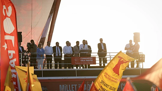 Özgür Özel: '75 Bin Kişi Hâlâ Konteynerde Yaşıyor'