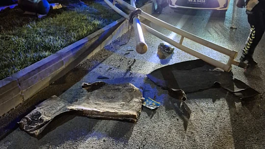 Malatya'da Trafik Kazası: Araç Direkleri Devirdi, 1 Kişi Yaralandı