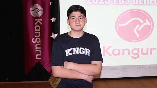 'Başarılı ve Erdemli Nesillerin Temsilcisi: Kanguru Eğitim Kurumları Öğrencisi 500 Tam Puanla Zirvede!'