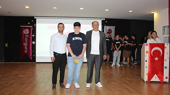'Başarılı ve Erdemli Nesillerin Temsilcisi: Kanguru Eğitim Kurumları Öğrencisi 500 Tam Puanla Zirvede!'