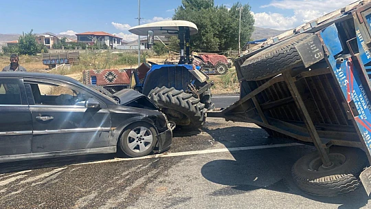 Traktör ve Otomobil Çarpıştı, 2 Yaralı