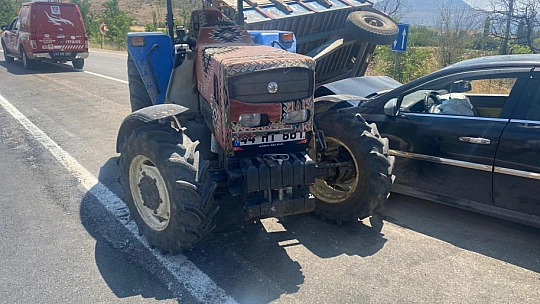 Traktör ve Otomobil Çarpıştı, 2 Yaralı