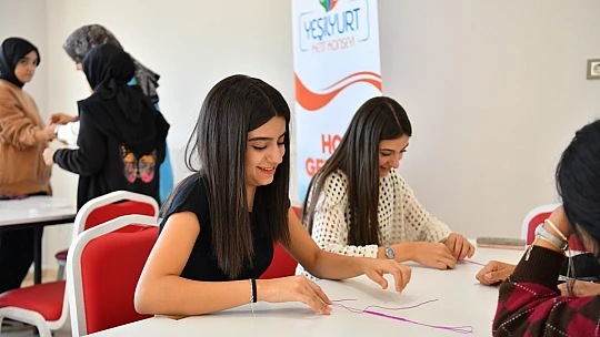 Yeşilyurt Kent Konseyi'nden Genç Kızlara Beydağı'nda Kamp Keyfi