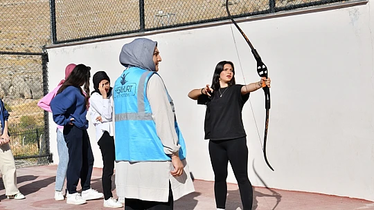 Yeşilyurt Kent Konseyi'nden Genç Kızlara Beydağı'nda Kamp Keyfi