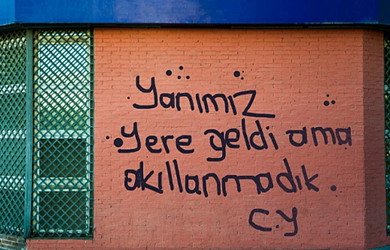 Duvarlara Yazı Yazan Gizemli Adam Kim?
