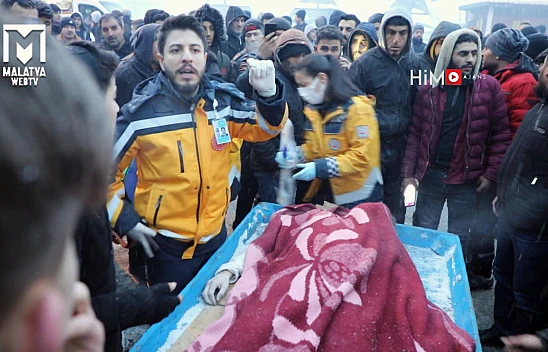 El Arabası ile ambulansa depremzede ulaştırıldı...