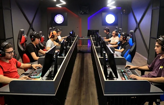Elazığ Belediyesi E-Spor Merkezi Gençlerin Beğenisini Topluyor
