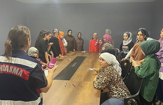 Jandarma, Kadın Çalışanlara KADES Uygulamasını Tanıttı....