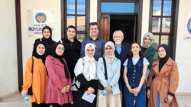 Asım Demirkök: '87 Yaşındayım, Hâlâ 6 Saat Okuyorum'