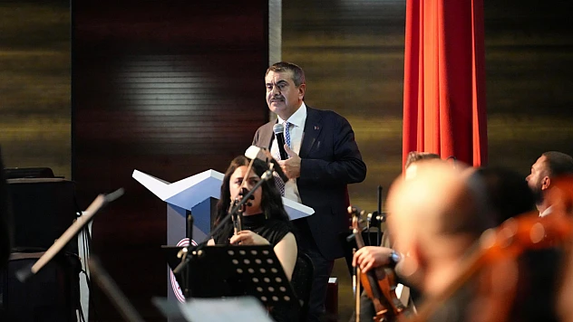 Bakan Yusuf Tekin, Van'da Maarif Orkestrası ve Halk Dansları Gösterisini İzledi