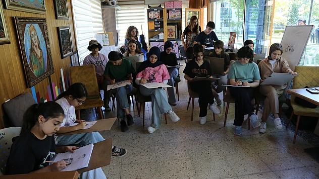Hayallerine Fırça Darbesi: Sanat Atölyesi Yoğun İlgi Görüyor