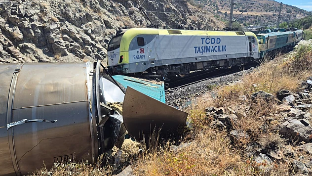 Malatya'da İki Tren Çarpıştı: Bir Kişi Yaralandı.