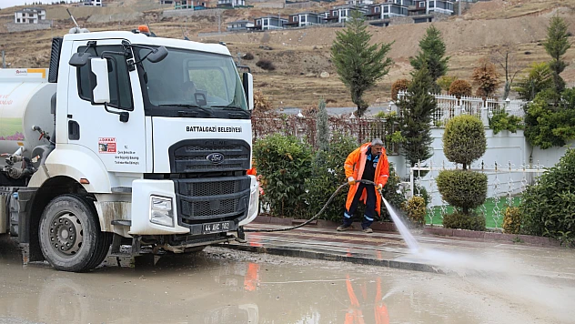 Pınarbaşı Göleti Çevresi Battalgazi Belediyesi Ekipleriyle Temizlendi