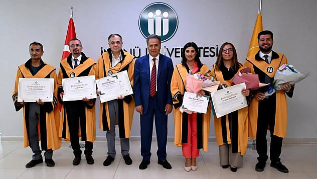 Yeni Unvanlarını Alan Akademisyenler Cübbe Giydi