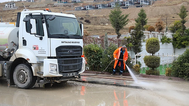 Pınarbaşı Göleti Çevresi Battalgazi Belediyesi Ekipleriyle Temizlendi
