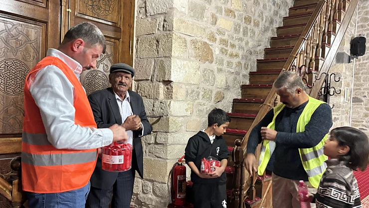 Arapgir'de Kadir Gecesi'ne Özel Lokum Dağıtımı