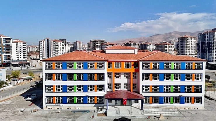 Malatya Valisi Yavuz, okul inşaatlarında incelemelerde bulundu