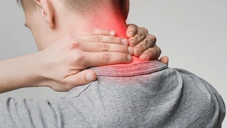 Yanlış Duruş Boyun Fıtığına Davetiye Çıkarıyor