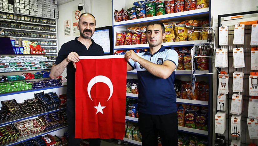 Battalgazi'de Bayrak Seferberliği: Esnafa Ay Yıldız Dağıtıldı