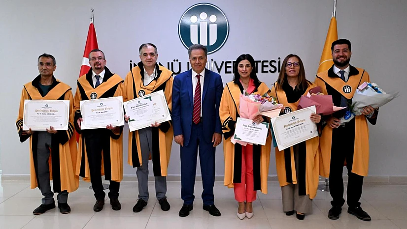 Yeni Unvanlarını Alan Akademisyenler Cübbe Giydi